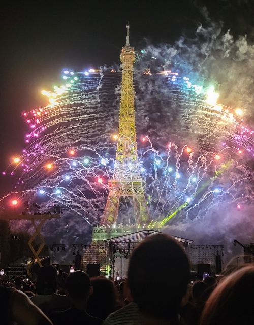 エッフェル塔での花火。2023年7月14日撮影
