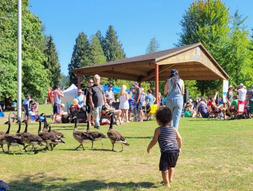 のどかな日曜の公園。子どももいるのに、大麻の匂いがプンプン！