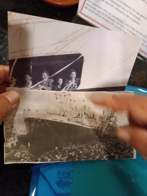 井田義郎さん(写真一番右)が神戸港を出発する時の写真