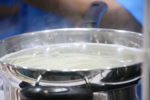 試食用のうどんを調理中