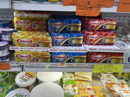 店頭での陳列の様子。すべて5本入りのセット売りです。値段は、65ミリリットルのボトルが5個入りで100ルピー(約180円)。日本より安価です