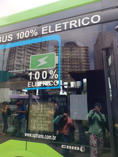 100%電気バスと表示されたサンパウロ市内を走る電気バス