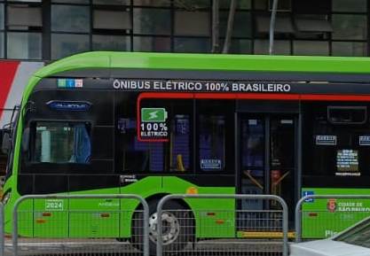 「100%ブラジル産の電気バス」と表記されたサンパウロ市内を走る電気バス