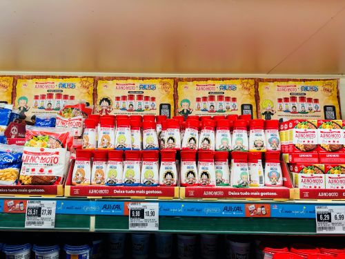 店に並ぶ『ONE PIECE』のキャラクターをパッケージデザインに使用したブラジル味の素社の新製品