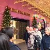 クリスマスシーズンのパリを歩く