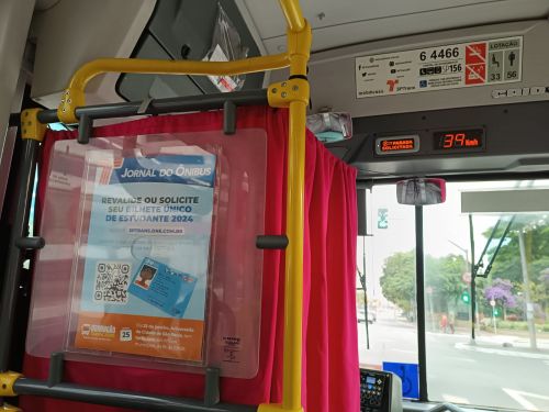 下部に日曜日の無料バスサービスの案内が記されたサンパウロ市営バスの車内