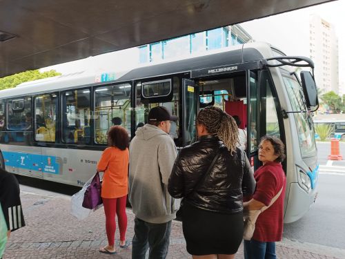 日曜日のサンパウロ市営バスのバス停の一つ