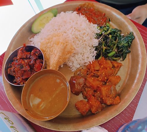 カタールのネパール料理レストラン「グルカ」のダルバートの一つ