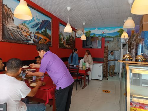カタールのネパール料理レストラン「グルカ」の店内