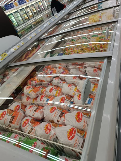 ブラジルからの輸入鶏肉が販売されているカタールの冷凍食品売り場