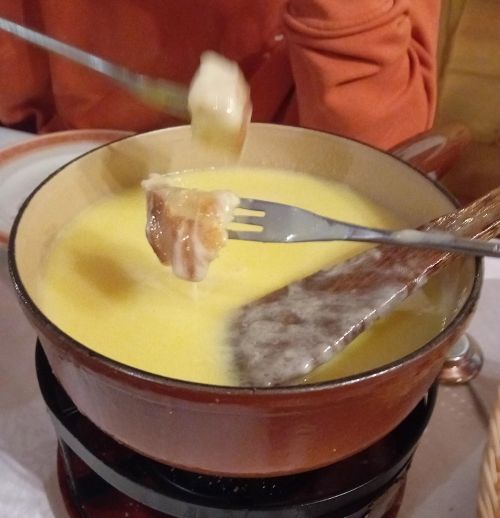 サヴォワー地方のチーズフォンデュ鍋