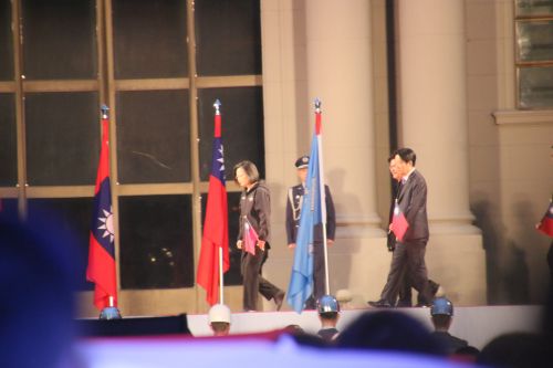 中へ戻る蔡英文総統(左)頼清徳副総統(右)