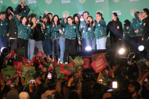 壇上に残った蕭美琴氏(中央で右手を挙げているメガネの女性)