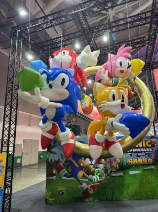 ソニック(青)とその仲間であるテイルス(オレンジ)、エミー(ピンク)、ナックルズ(赤)