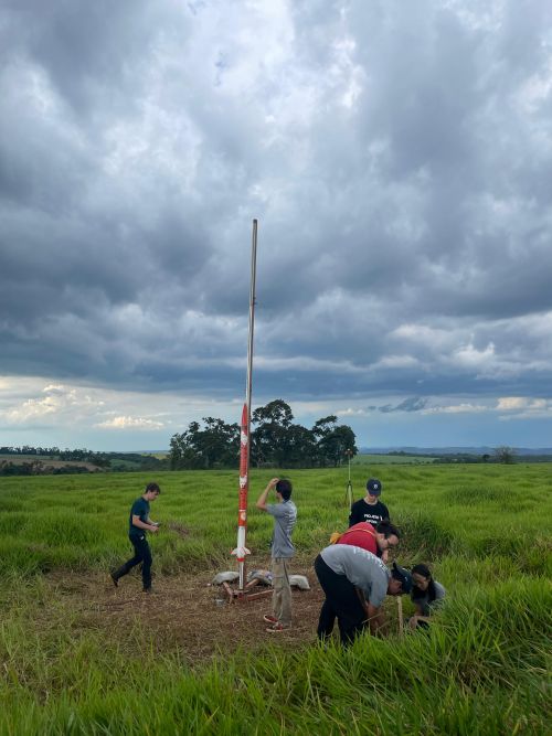 ロケットの発射台を設置するプロジェット・ジュピターのメンバー