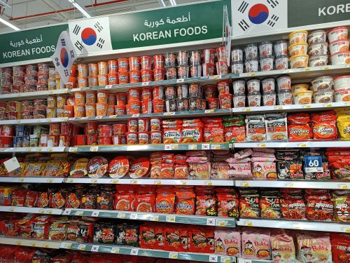 スーパーの韓国コーナーに販売されているインスタントラーメン