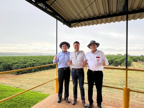 Bau農園で、CEOのフクダタケオさん(中央)と佐々木専務(左)、中村社長(右)