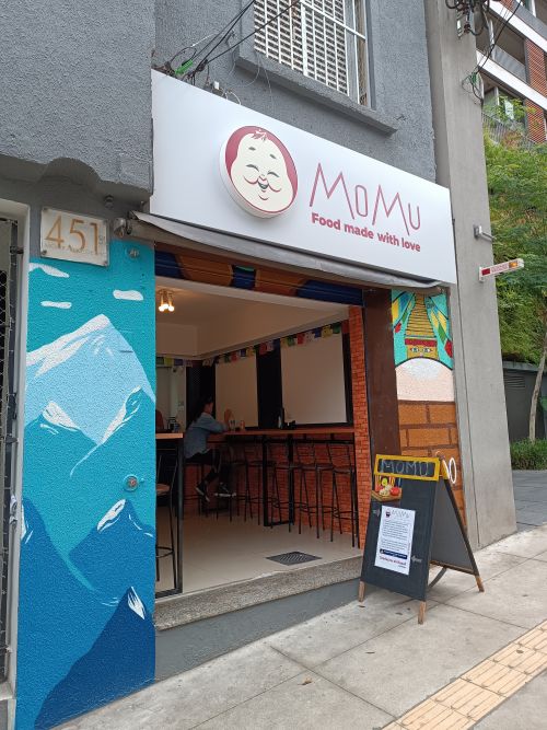 「MOMU」の店舗前