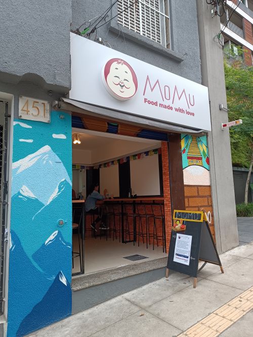 「ＭＯＭＵ」の店舗前