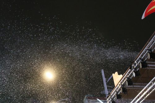 出口6の屋根から噴出されたシャボン玉
