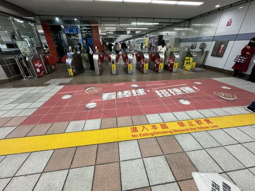 最寄駅のM R T「國父紀念館」駅の改札