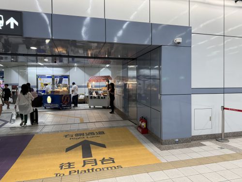 駅の入り近くに設けられた売店（４月１３日撮影）