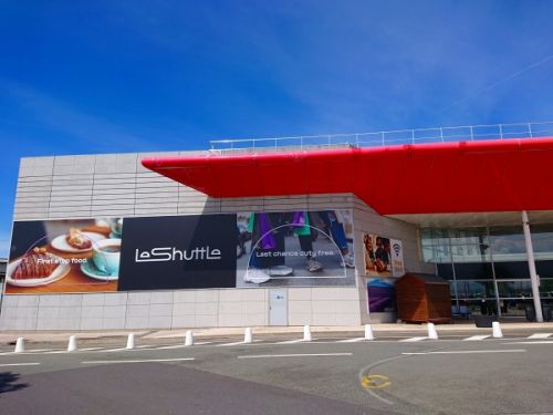 シャトル乗り場にある建物。お手洗いや小さな免税店、カフェ、ファストフード店などがあります(フランス側)