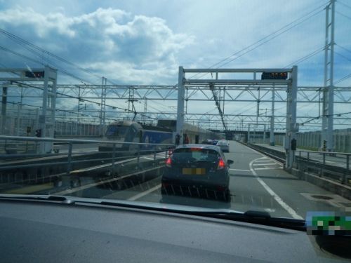 車ごとプラットホームを降りて行きます