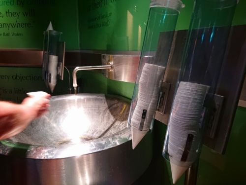 温泉水(スパ・ウォーター)飲み場で多くの人が水を試飲していました