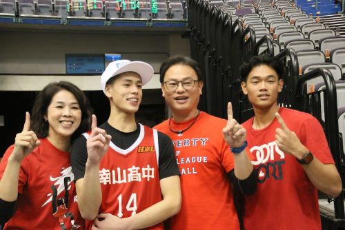 (左から)母・傅姿伶氏、曹祐寧、父・曹竣ヤン氏、兄・曹祐齊選手