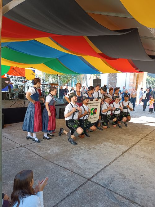 移民博物館のイベントに出場したドイツ系移民のダンスグループ