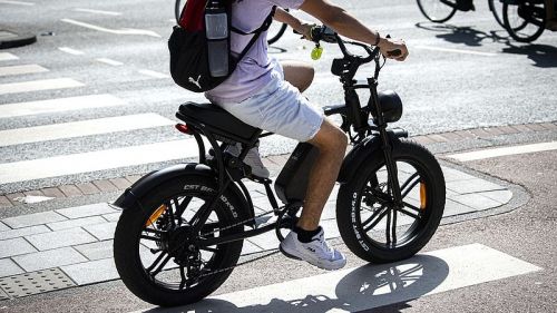 最近の流行は、車輪が太い電動式自転車(フェット・バイク)とこちらで呼ばれるもの