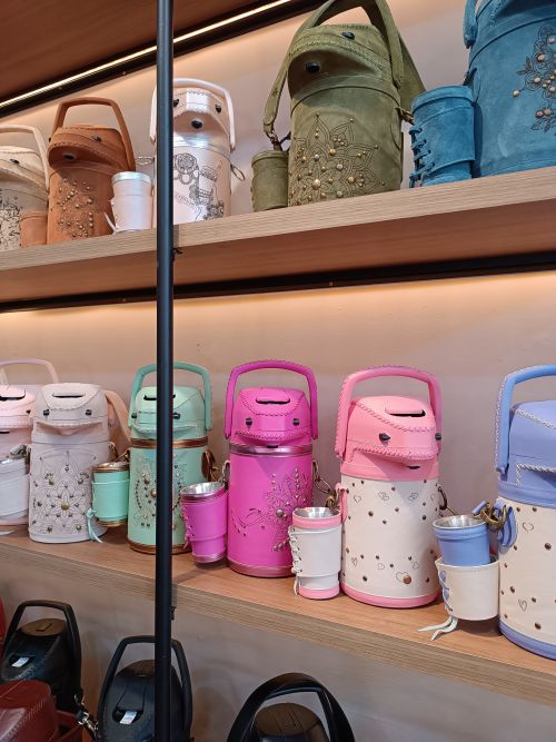 レレレ用の給水器とコップ