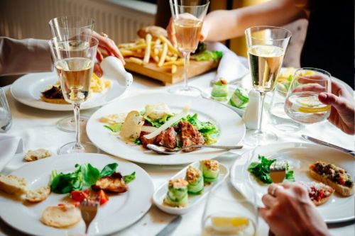 周辺各国の食文化の影響を受けたメニューも目白押し