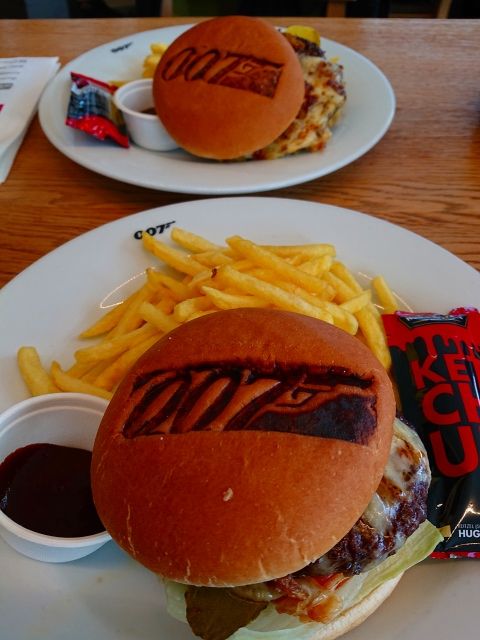 これがこのレストラン名物(?)の「007バーガー」