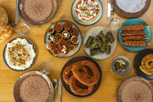 トルコのカフェ(ロカンタと呼ばれます)でのブランチメニュー