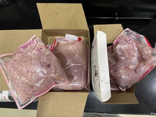 配達時は箱入りで届きます。我が家で注文するのは、もも、ぶつ切り骨付き(Curry Cutと呼ばれる)、ムネ、手羽元、手羽先、ミンチ、砂肝、ハツ、とり皮など。基本的には皮なしです。インド人は皮つきの肉は食べないようです