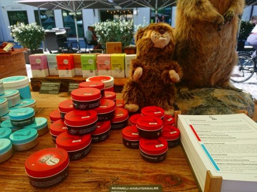 ある町の市場で販売されていたマーモット＆ハーブ軟膏。筋肉や関節への深部温熱効果があるのだとか
