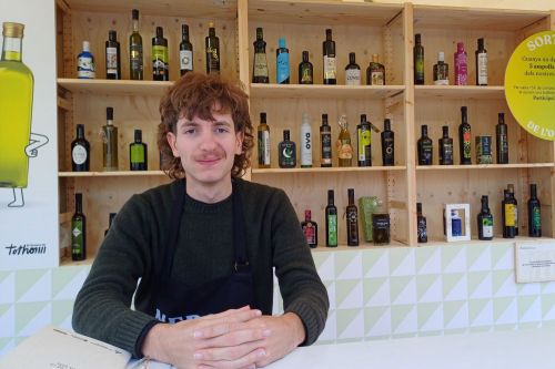 カタルーニャ産の採りたてのエキストラバージンオイルが並ぶ。