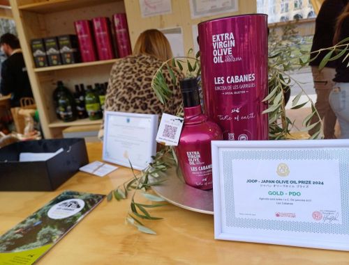 去年の日本オリーブ賞を取得した証書を飾っているブースを発見！