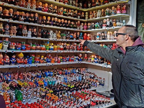 毎年、地元住人が楽しみにしているカガネル（うんち人形）売場