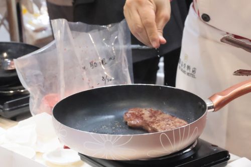 ステーキの試食用の調理