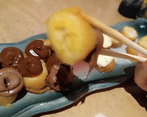 バナナを衣に包んで揚げてクリームを乗せたスシ・ドーセ