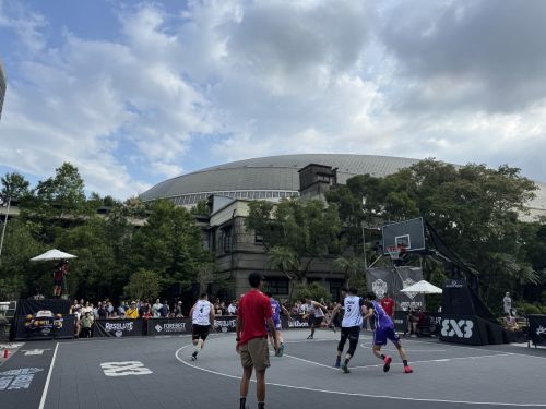 後方に見える台北ドーム