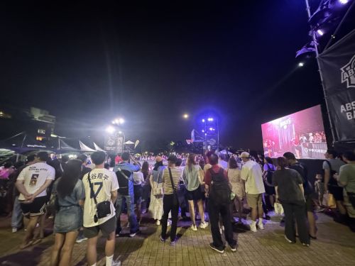 夜涼しくなると集まる観客