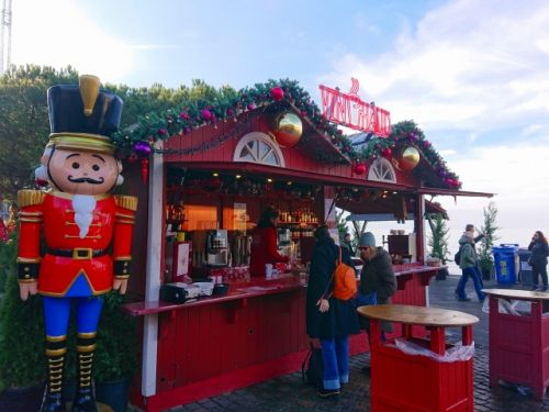 スパイス入りのホットワイン「ヴァン・ショー」も人気