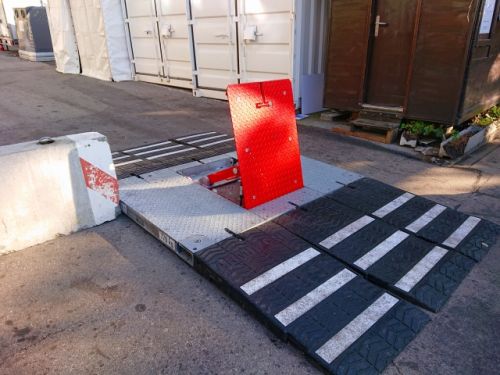 このタイプの車両ブロックは、緊急車両が出入りしやすくなっています