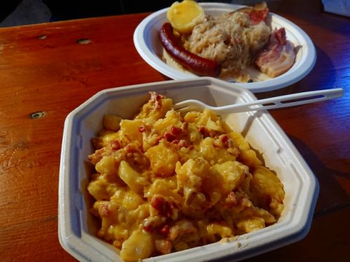 シュークルート（奥）とタルティフレット（手前）。どちらも食べ応えあります