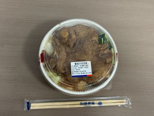 排骨便當・１００元（約４９９円）