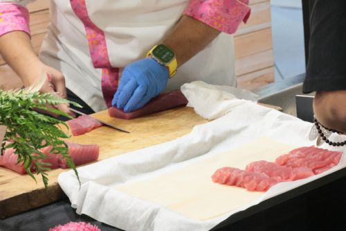 大型のバットに移し替え、振舞われます